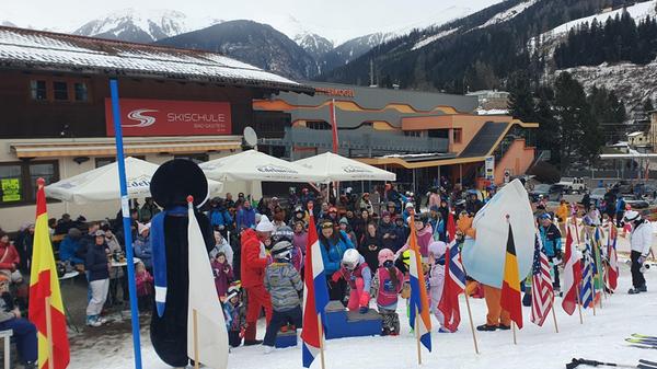 Am Ende des Skikurses sind die Rennen und die Siegerehrung der Skischule Bad Gastein.