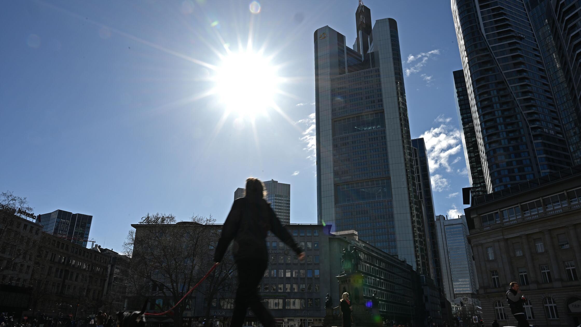 Die Sonne zeigt sich über einem Hochhaus in Frankf