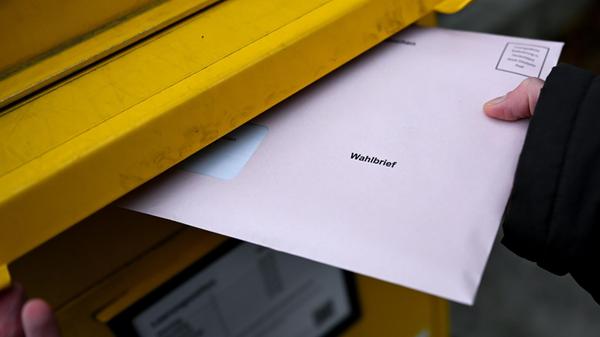 23.02.2026, Bayern, München: Eine Frau wirft einen