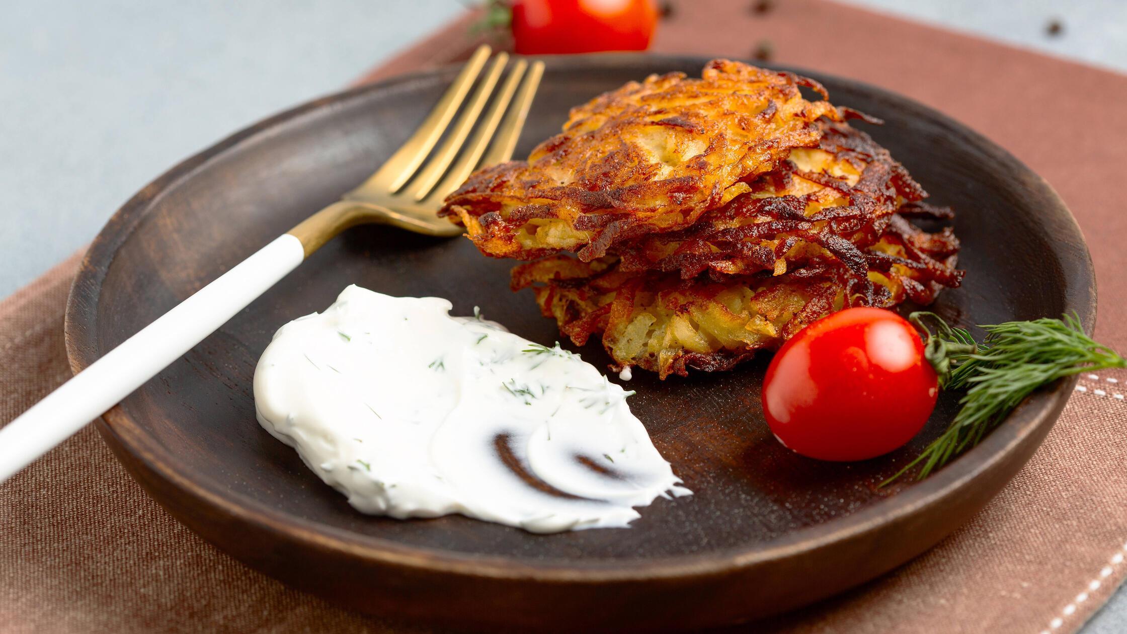 Goldener, knuspriger Latkes-Genuss.