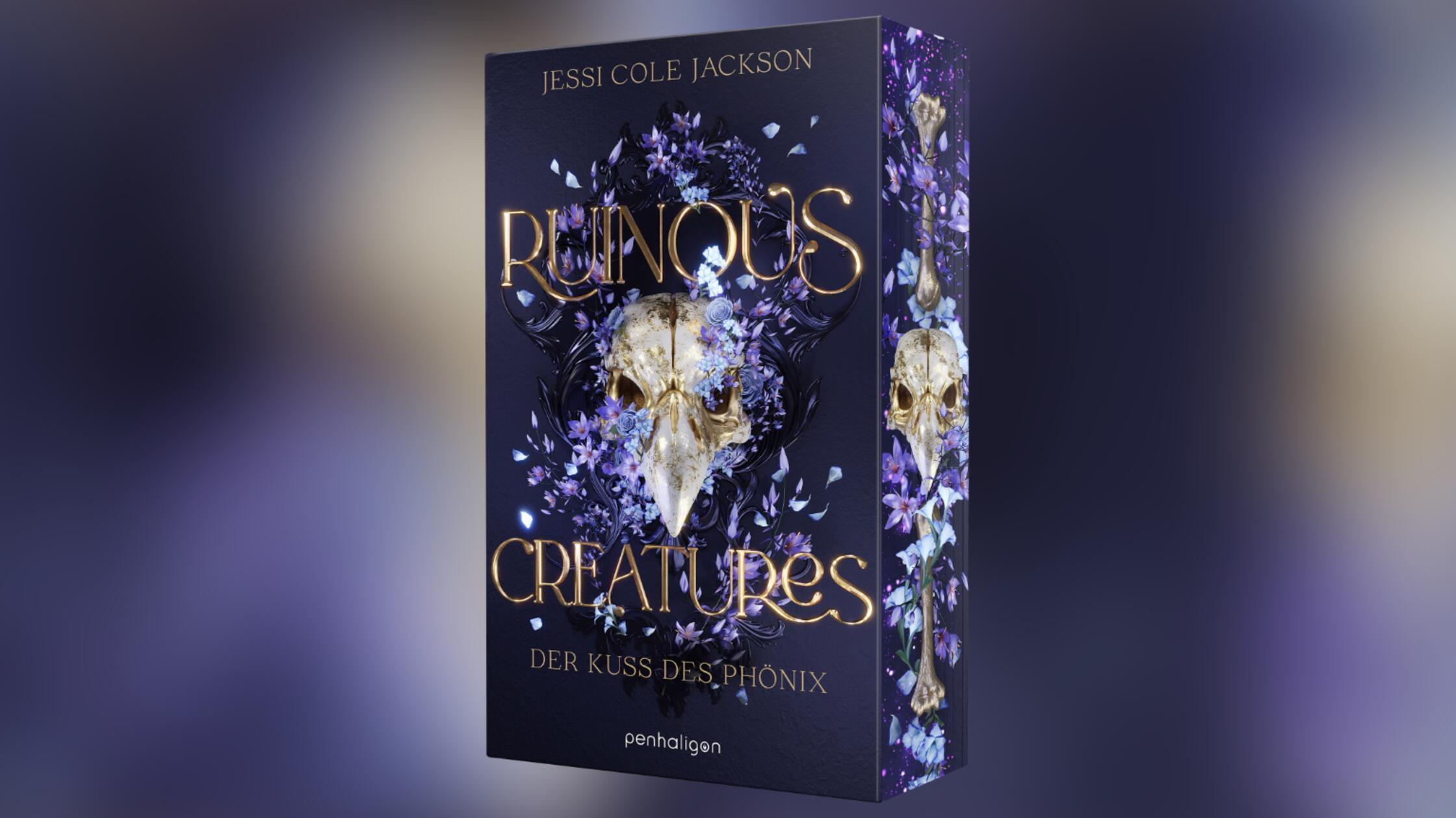 Romantasy-Auftakt um Magie, Fabelwesen und dunkle Magier Magische Wesen haben Adela schon immer angezogen – besonders die, die längst tot sind. Sie hütet ihre Schädel, Relikte voller Kraft, die von Auserwählten getragen werden, um Magie zu wirken. Einer von ihnen ist Kian. Mit eigenen Plänen reist er in ihr Tal und trifft dort auf ein Schicksal, das keiner von beiden erwartet: Bei einer Zeremonie binden zwei Phönixschädel sie aneinander. Mit den neu erwachten Kräften wächst auch ihre Verbindung – und die Gefahr, dass das Feuer des Phönix alles rettet oder alles zerstört. Erscheinungstermin: 16. April 2026 464 Seiten Penhaligon 25 Euro