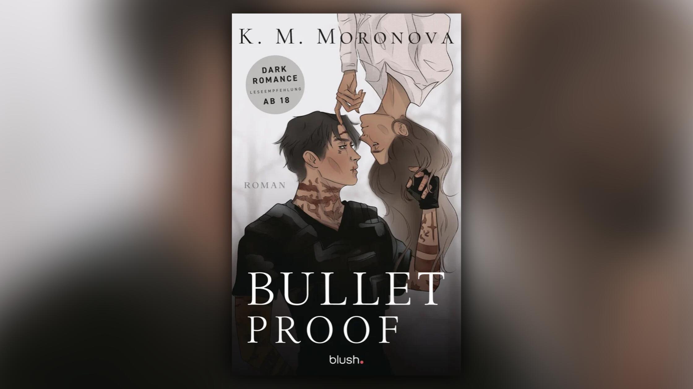 Neue Dark Romance mit Leseempfehlung ab 18 Jahren Widerwillig kehrt Briar Thornton nach Bane Falls zurück, um die heruntergekommene Farm ihres verstorbenen Onkels für den Verkauf herzurichten. Kaum angekommen, spürt sie, dass sie nicht allein ist - jemand beobachtet sie. Was sie nicht weiß: Der Beobachter ist Roman Syxx, frisch ernannter Lieutenant der Spezialeinheit Icarus. Kühl, gefährlich und auf geheimer Mission im Ort, darf er sich keinen Fehler leisten. Doch Briars unerwartete Anwesenheit droht den Einsatz zu gefährden. Erscheinungstermin: 29. April 2026 448 Seiten Blush 17 Euro