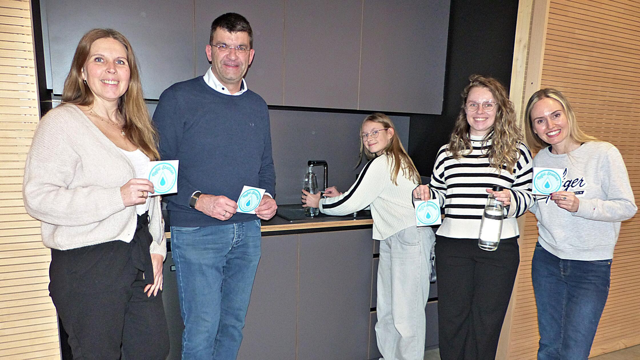 Jugendpflegerin Lisa Egger (2.v.re) hat die Refill