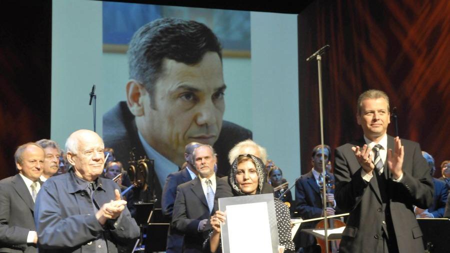 Bei der Verleihung des Nürnberger Menschenrechtspreises an Abdolfattah Soltani vertrat ihn seine Ehefrau Masoumeh Dehgan aus dem Iran. Nürnbergs Oberbürgermeister Ulrich Maly gratulierte.
