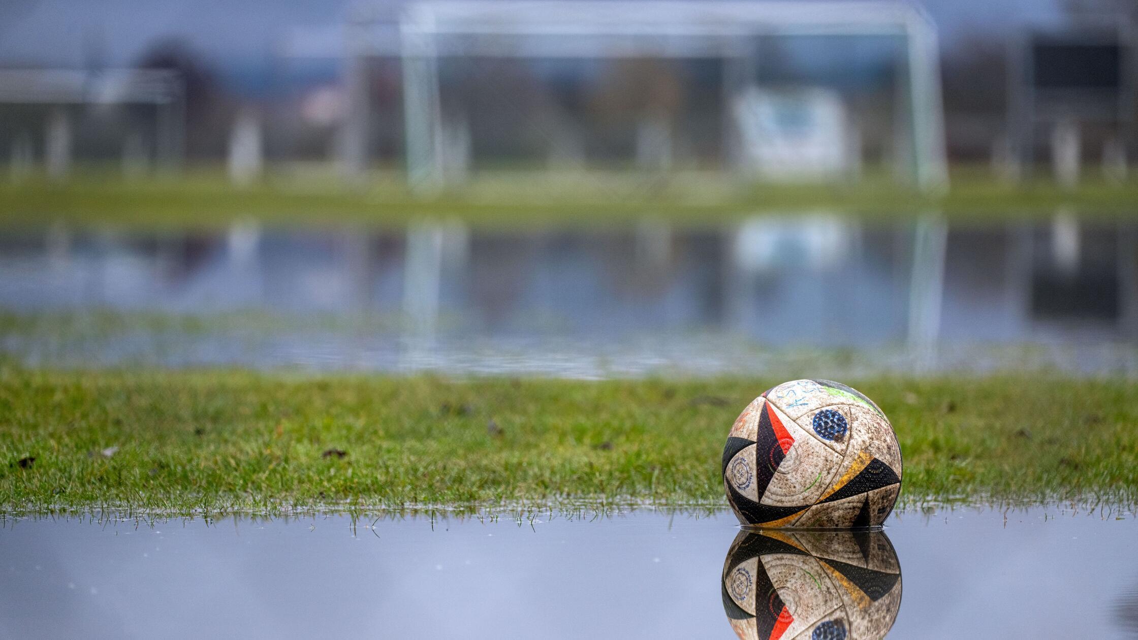 24.02.2026, Bayern, Höchstadt a.d.Aisch: Ein Fußba