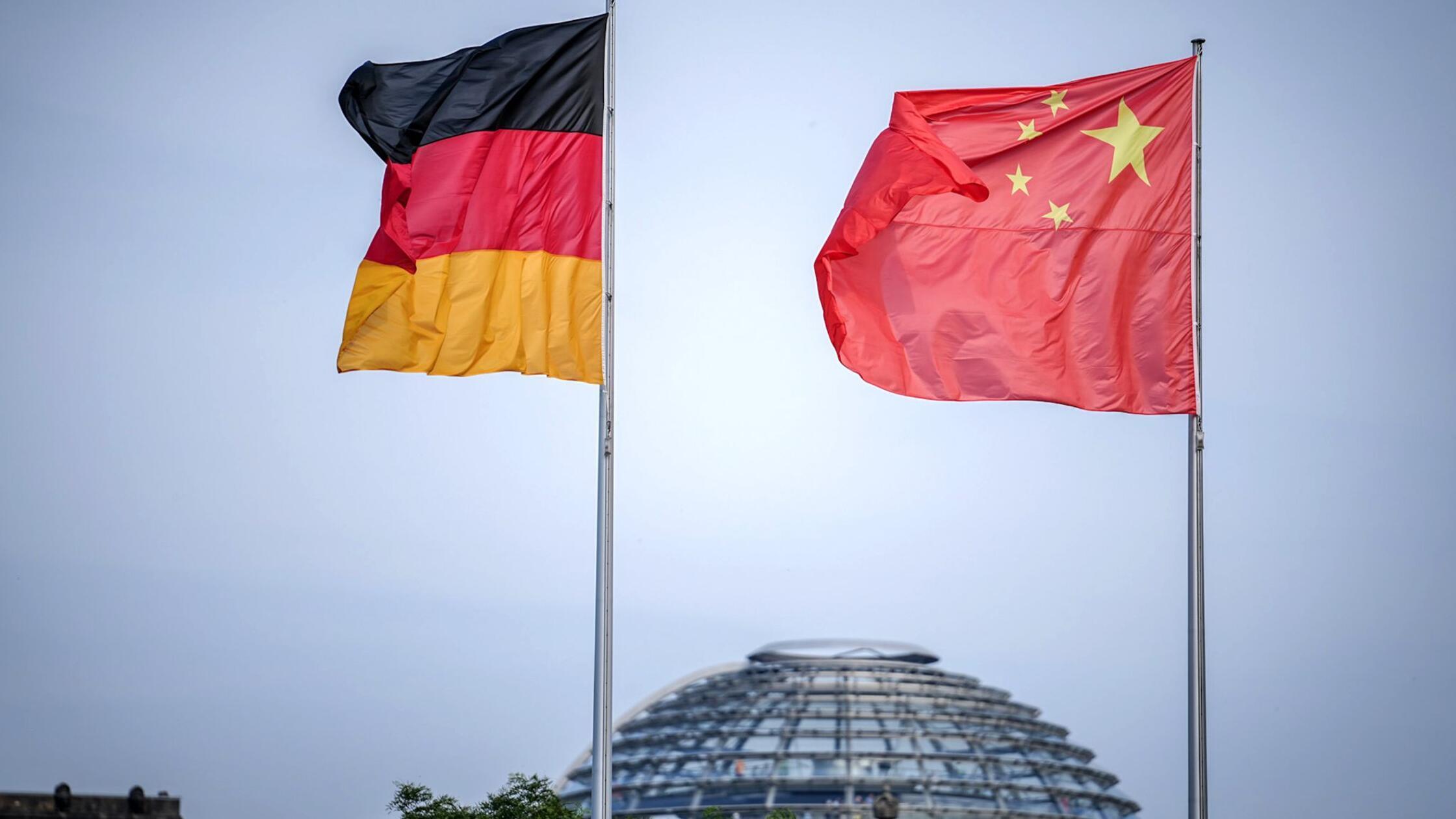 Die Flaggen von Deutschland und China wehen zum Au