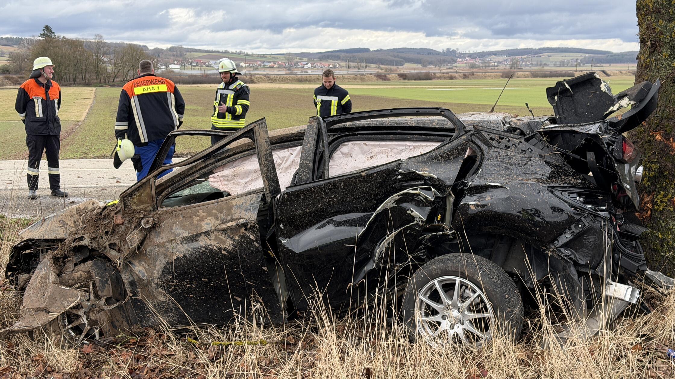 Auto prallt gegen Baum:
