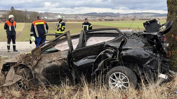 Auto prallt gegen Baum: