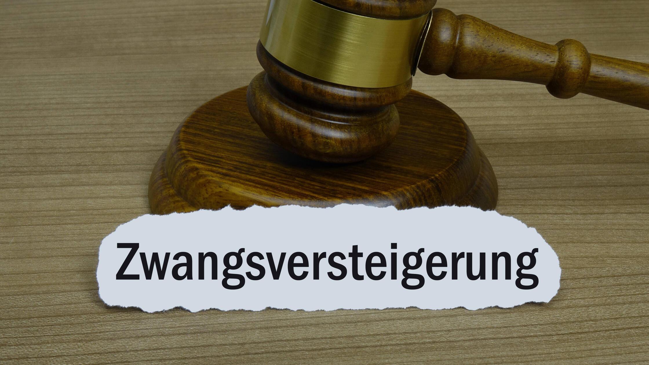 Richterhammer mit Schriftzug Zwangsversteigerung R