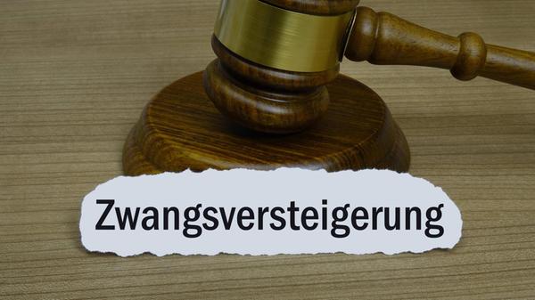 Richterhammer mit Schriftzug Zwangsversteigerung R