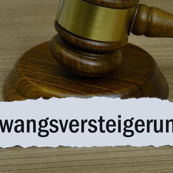 Richterhammer mit Schriftzug Zwangsversteigerung R