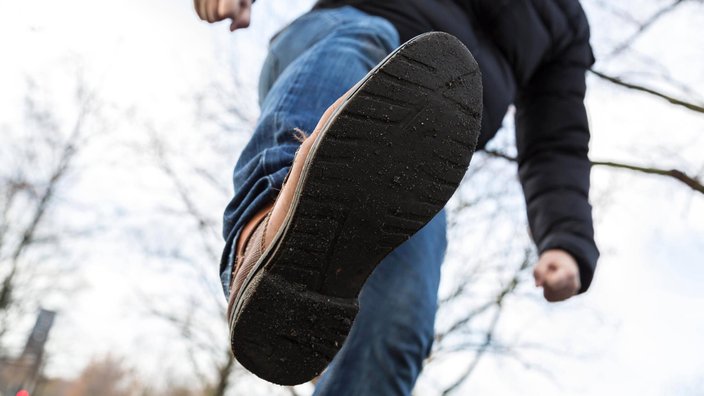 Mann tritt mit Fuß *** Man kicks foot