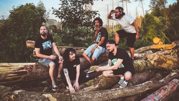 Die Nürnberger Punkrock-Kapelle Melonball feiert am Freitag die Veröffentlichung ihres zweiten Albums im Muz-Club. Die Formation, die im vergangenen Jahr den Popkulturpreis GUNDA überreicht bekam und zahlreiche nationale wie internationale Shows absolviert, lädt ab 20 Uhr zur großen Releaseparty. Special Guest des Abends sind die Bands Between My Head And Heart, For I Am und Missstand.