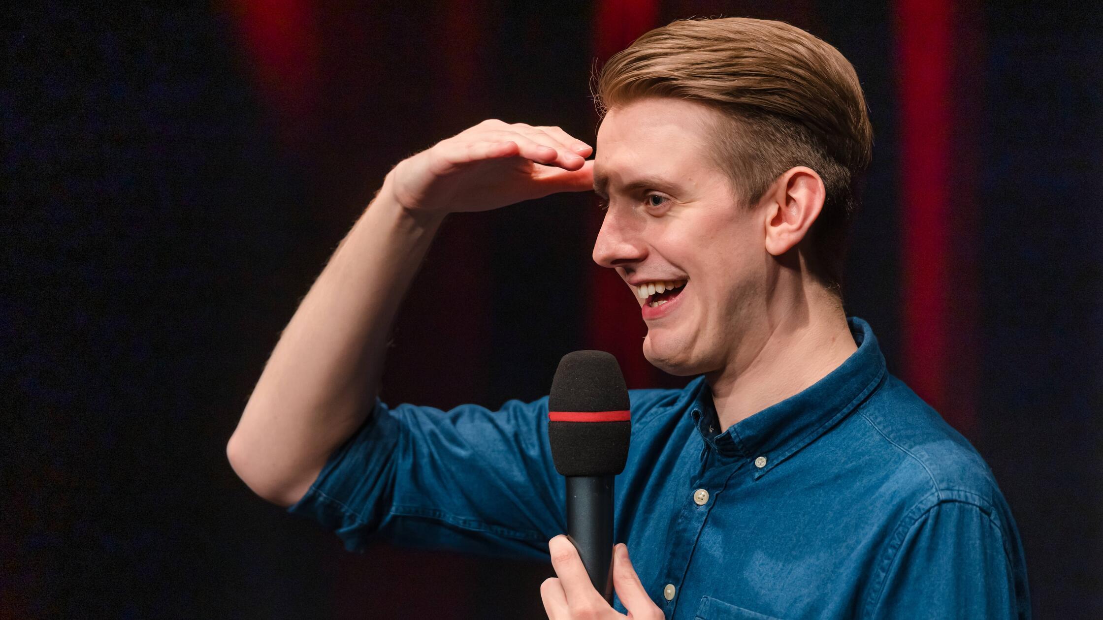 Kabarettist Jonas Greiner stellt am Freitag sein neues Programm "Auf Augenhöhe" im Laufer PZ Kulturraum vor. Die mit intelligentem Humor gespickte Show beginnt um 20 Uhr.