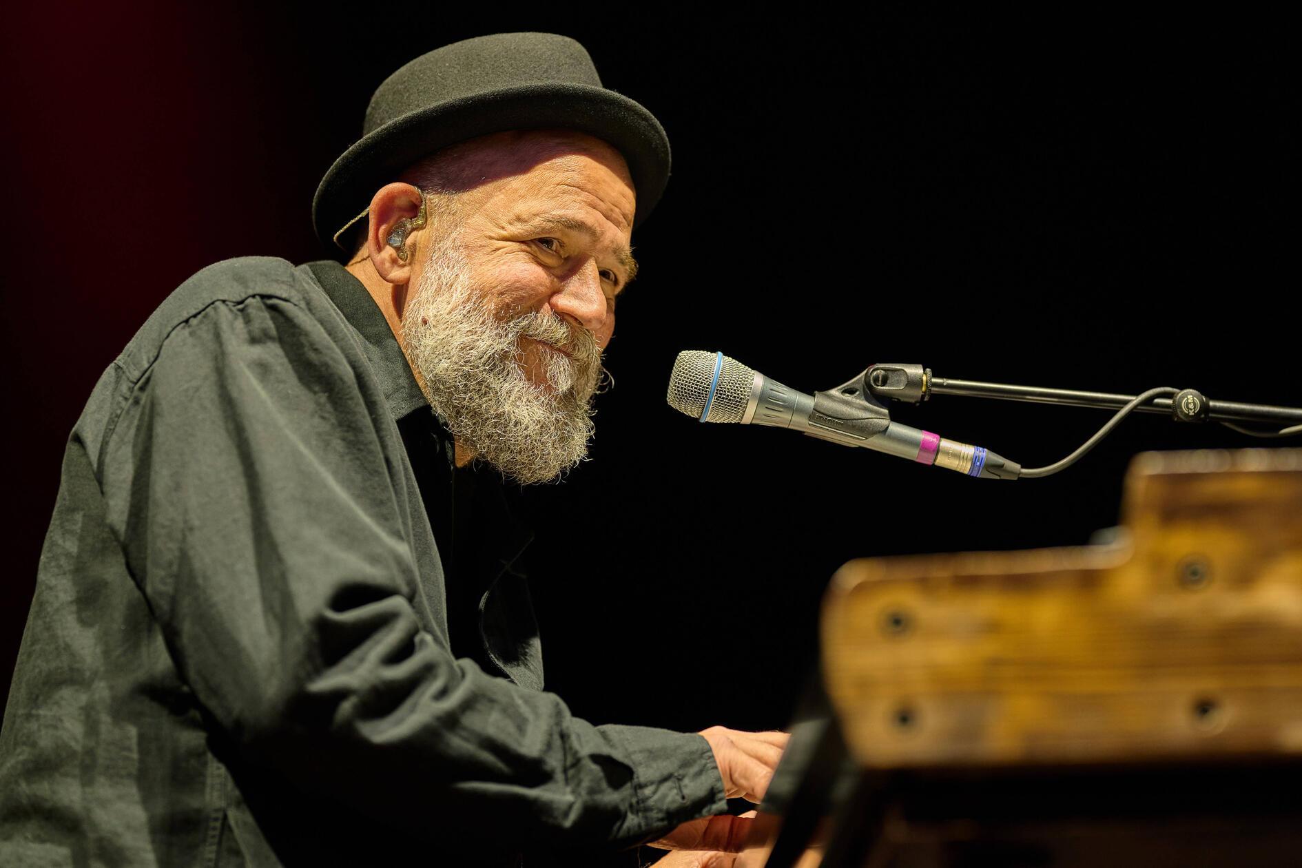 Er beherrscht zahlreiche Instrumente und gilt als Meister der Improvisation: Martin Kälberer. Der gebürtige Ulmer ist seit Ende der 1980er Jahre als freischaffender Musiker aktiv und betreibt mit „Malawy Mystery Mix“ sein eigenes Tonstudio, in dem er neben Alben auch Filmmusiken aufnimmt. Am Freitag stattet der Komponist, der immer auf der Suche nach neuen Klängen aus fernen Ländern ist, dem Dehnberger Hoftheater einen Besuch ab. Beginn: 19.30 Uhr.