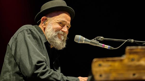 Er beherrscht zahlreiche Instrumente und gilt als Meister der Improvisation: Martin Kälberer. Der gebürtige Ulmer ist seit Ende der 1980er Jahre als freischaffender Musiker aktiv und betreibt mit „Malawy Mystery Mix“ sein eigenes Tonstudio, in dem er neben Alben auch Filmmusiken aufnimmt. Am Freitag stattet der Komponist, der immer auf der Suche nach neuen Klängen aus fernen Ländern ist, dem Dehnberger Hoftheater einen Besuch ab. Beginn: 19.30 Uhr.