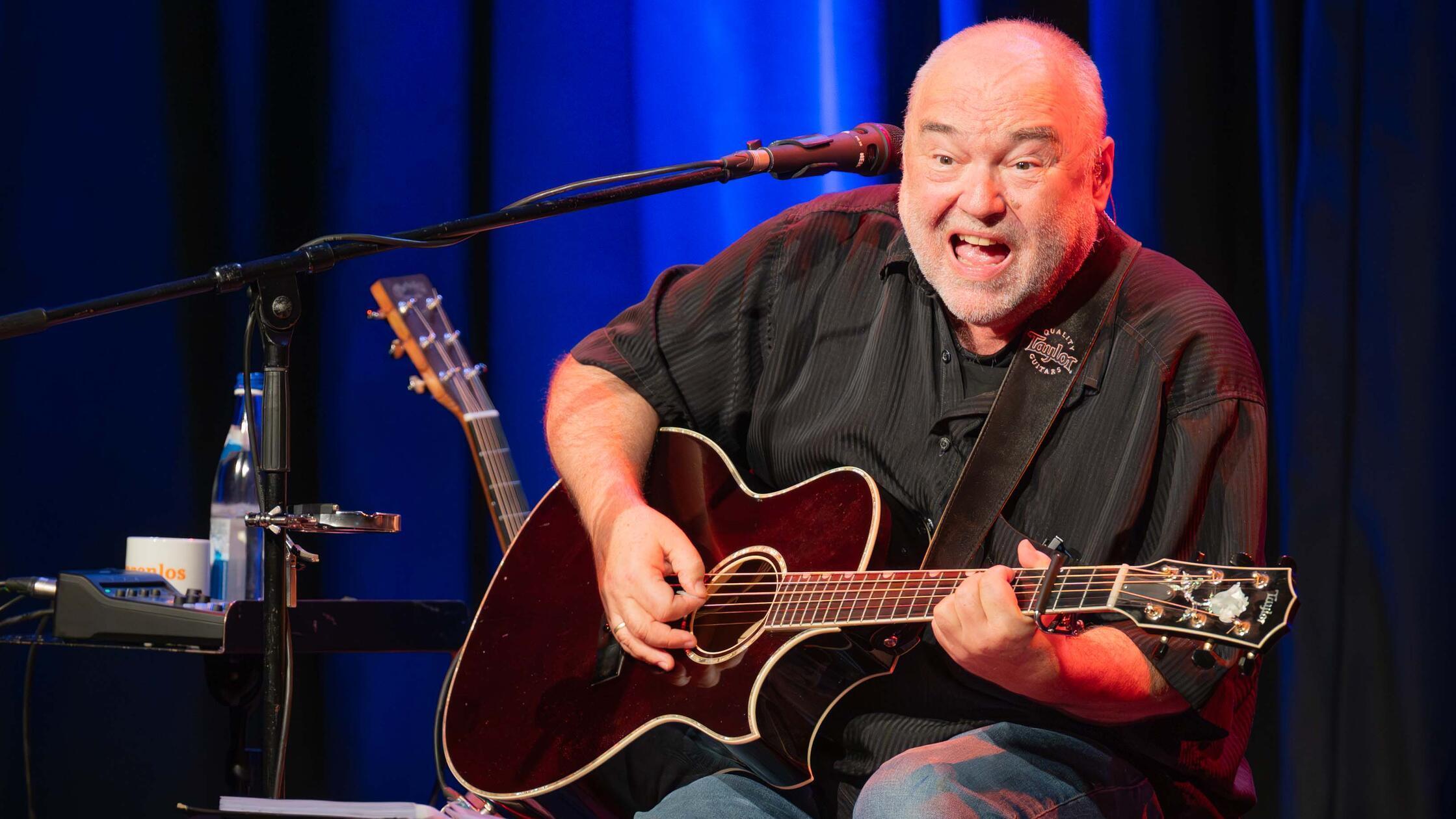 Er verfasst seine Songs im fränkischen Dialekt und hat bis heute rund 2000 Konzerte gegeben: Wolfgang Buck. Der 1958 geborene Musiker, der vor seiner Zeit als Liedermacher als evangelischer Pfarrer in der Nähe von Bamberg tätig war, zählt zu den bekanntesten Songkünstlern Frankens. Am Freitag stellt der 2021 mit dem Kulturpreis Bayern ausgezeichnete Musiker ein neues Programm im Erlanger Fifty-Fifty vor.