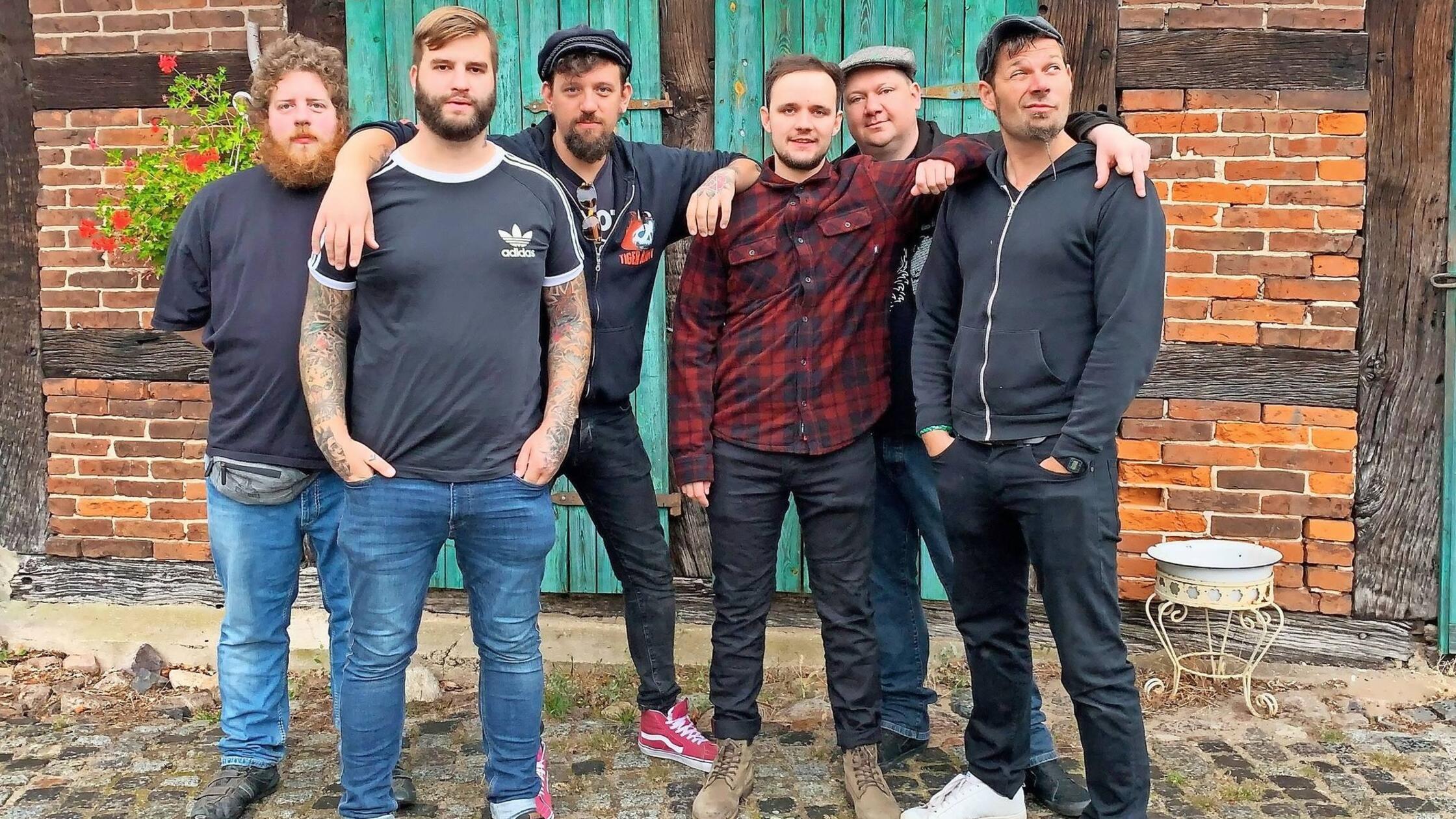 The Feelgood McLouds stammen aus dem Saarland, klingen aber, als kämen sie von der grünen Insel Irland. Am Freitag performt die Kapelle, die in den vergangenen Jahren zahlreiche Support-Shows für große Bands der Branche absolviert hat, im Club Stereo. Start: 20 Uhr.