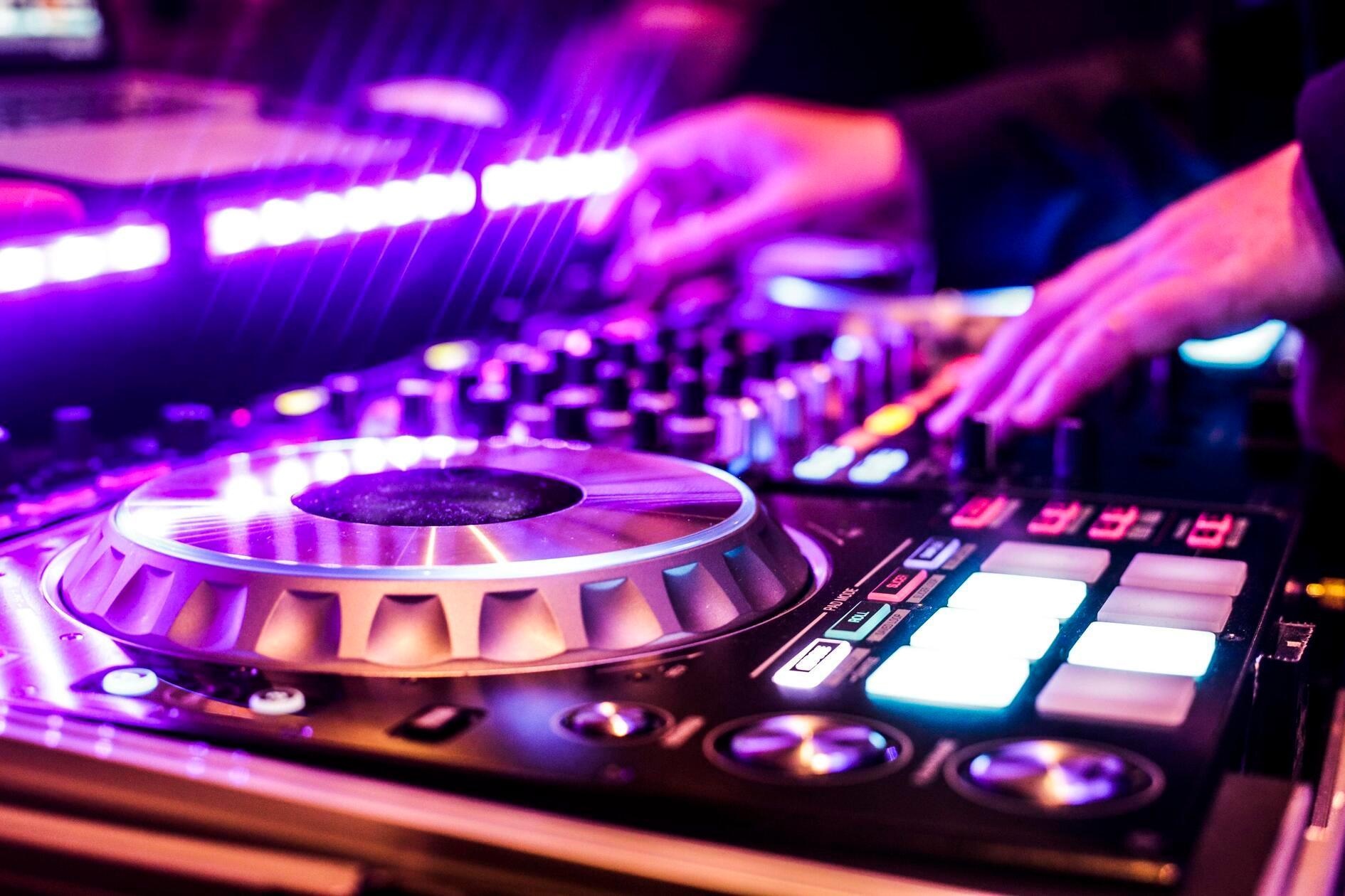 Events mit elektronischer Musik sind eine Seltenheit in der Kofferfabrik, denn in der Fürther Location dominieren andere Klänge. Am Freitag jedoch darf zu Vierviertelbeats getanzt werden. Produzent Ivan Le Mutant und Sängerin Cheyenne Bonita Still bündeln ihre Kräfte und servieren eine Kombination aus House und Soul. Los geht das Late Night Special um 21.30 Uhr.