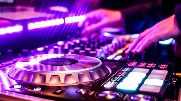 Events mit elektronischer Musik sind eine Seltenheit in der Kofferfabrik, denn in der Fürther Location dominieren andere Klänge. Am Freitag jedoch darf zu Vierviertelbeats getanzt werden. Produzent Ivan Le Mutant und Sängerin Cheyenne Bonita Still bündeln ihre Kräfte und servieren eine Kombination aus House und Soul. Los geht das Late Night Special um 21.30 Uhr.