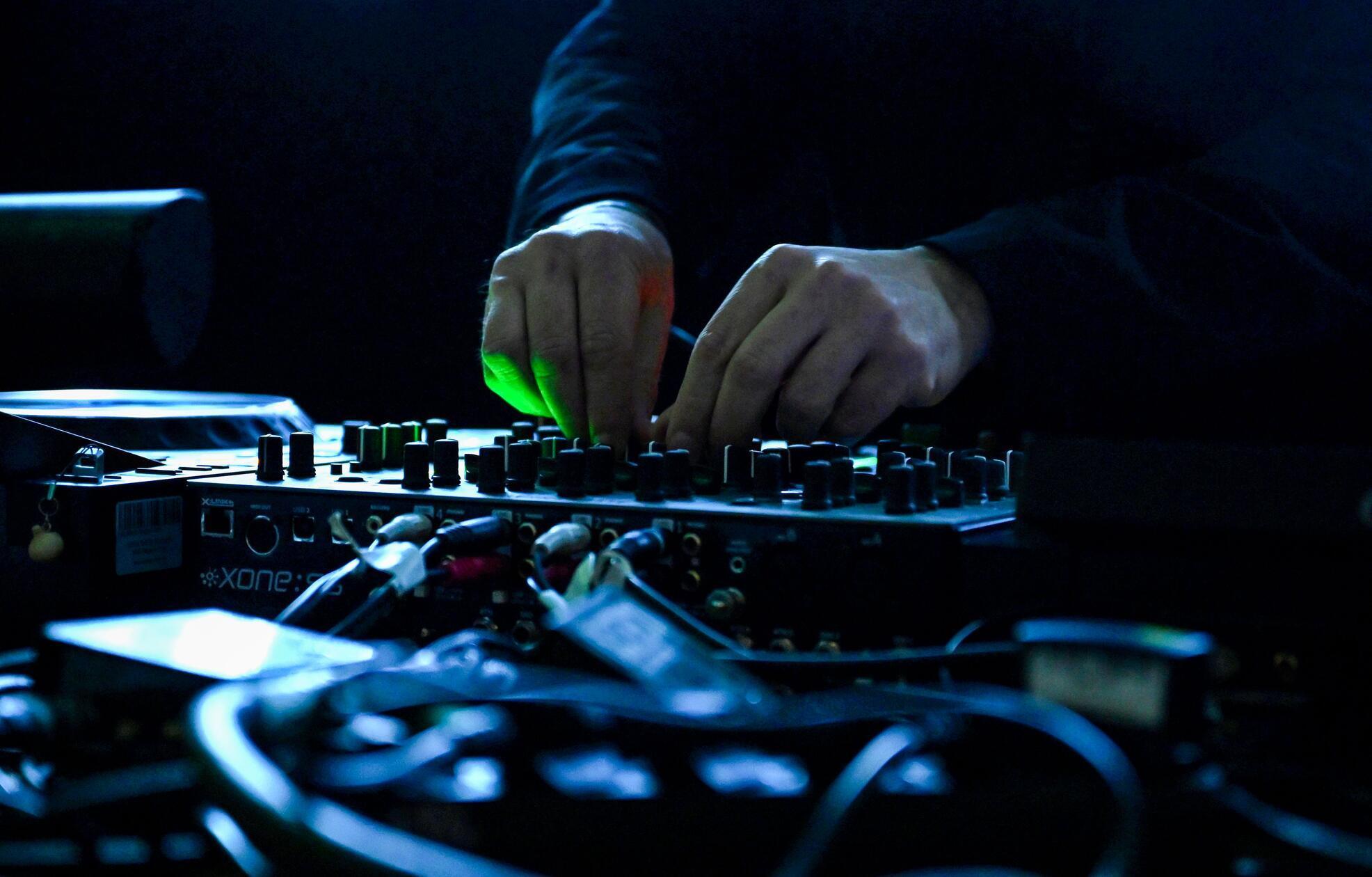 Unter dem Namen Rune bittet Patricia - bis vor kurzem unter dem Namen Miss Sire aktiv - zu einer lokalen Techno Nacht in die Rakete. Neben der Gastgeberin legen unter anderem Tesk? und Leon P auf. Beginn: 23 Uhr.