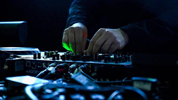 Unter dem Namen Rune bittet Patricia - bis vor kurzem unter dem Namen Miss Sire aktiv - zu einer lokalen Techno Nacht in die Rakete. Neben der Gastgeberin legen unter anderem Tesk? und Leon P auf. Beginn: 23 Uhr.