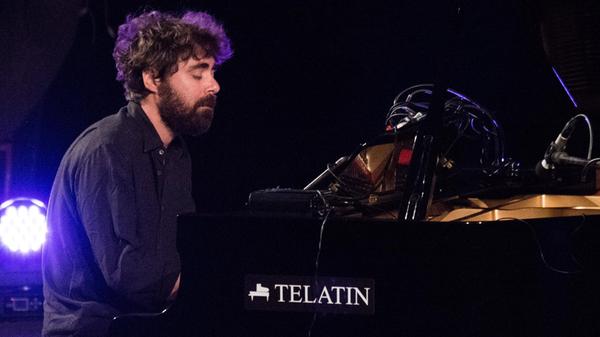 Pianist, Komponist und Produzent Federico Albanese bespielt am Samstagabend die Marthakirche. Ab 20 Uhr stellt der Künstler sein in der norditalienischen Heimat aufgenommenes neues Album "Blackbirds and the Sun of October" vor.