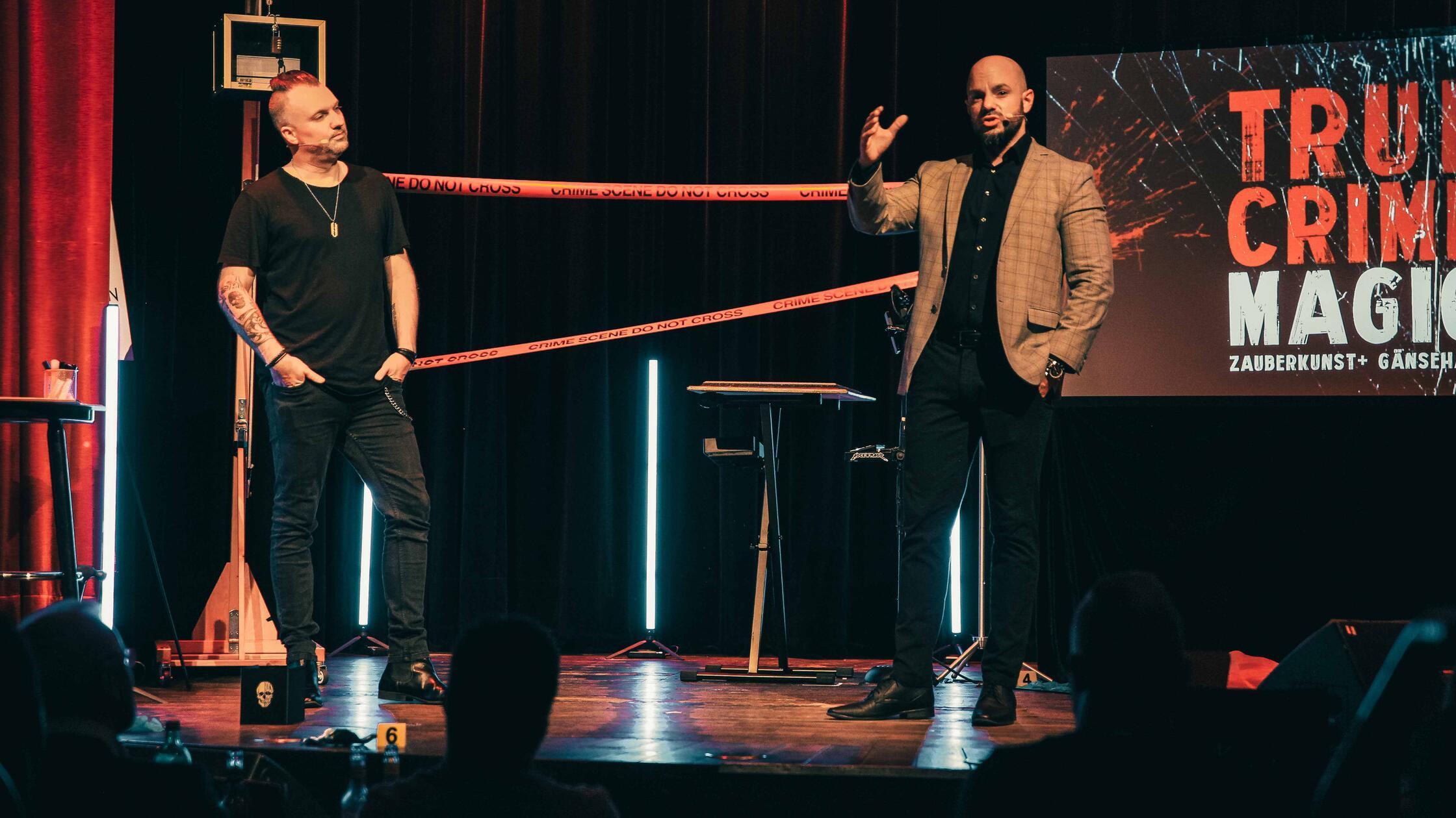 Magier Christopher Köhler, der Macher der Erfolgsshow "Die Magier", und True Crime-Experte Benjamin Gleissner gastieren am Samstag in den Ansbacher Kammerspielen. Ab 20 Uhr führen die beiden durch ihre True Crime Magic Show, bei der die Grenzen von Wahrheit und Fiktion verschwimmen.