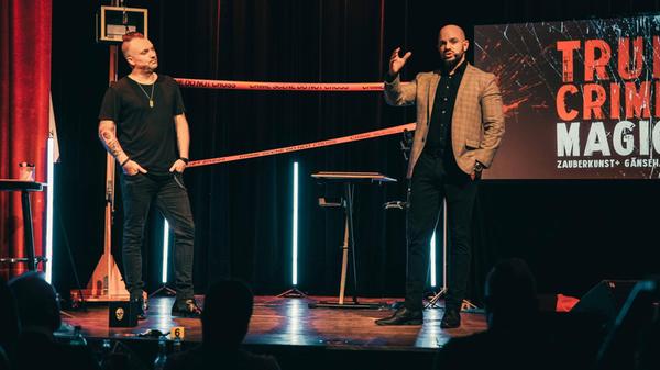 Magier Christopher Köhler, der Macher der Erfolgsshow "Die Magier", und True Crime-Experte Benjamin Gleissner gastieren am Samstag in den Ansbacher Kammerspielen. Ab 20 Uhr führen die beiden durch ihre True Crime Magic Show, bei der die Grenzen von Wahrheit und Fiktion verschwimmen.