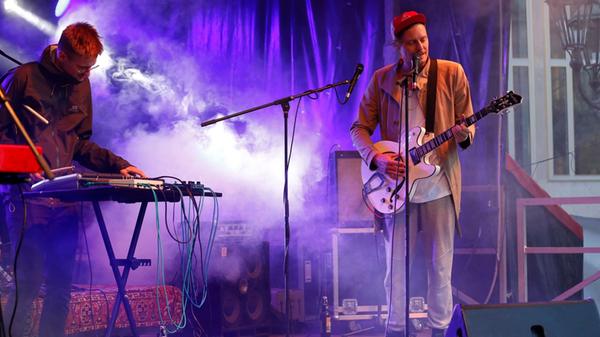 Zwei Acts, die Musik abseits des Mainstreams komponieren, zeigen sich Samstagabend im Kulturbahnhof Hersbruck. Vincent von Flieger komponieren atmosphärischen Indie-Pop, während Junokill experimentelle Popmusik vom Stapel lässt. Das Doppelkonzert beginnt um 20 Uhr.