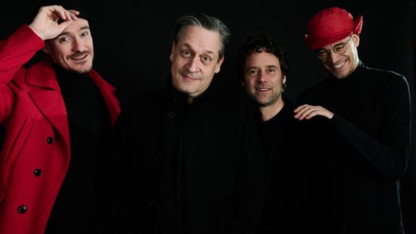 Tobias Hecker alias Gymmick ist in den verschiedensten künstlerischen Bereichen tätig. In seiner Funktion als Musiker zeigt sich der Nürnberger am Samstag auf der Bühne der Fürther Kofferfabrik. Mit seiner Band Die Erben haucht der Künstler den rebellischen Liedern der Ton Steine Erben, bei denen er selbst neun Jahre lang mitwirkte, neues Leben ein. Los geht das Late Night Special um 21.30 Uhr.