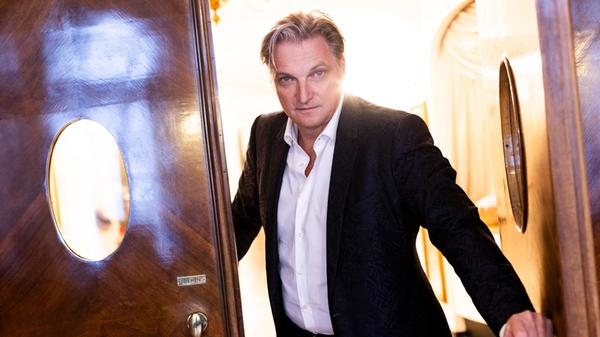 Er lernte sein Bühnenhandwerk an der Westfälischen Schauspielschule Bochum, gehörte dem Gründungsensemble der Comedyshow RTL Samstag Nacht an und brachte es auf sechs Einsätze als Berliner „Tatort“-Kommissar: Stefan Jürgens. Am Samstag gastieren der Schauspieler und Sänger und sein Gitarrist mit dem Programm „Liebe! (erstmal Dich selbst)“ in der Wendelsteiner Jegelscheune. Start: 20 Uhr.