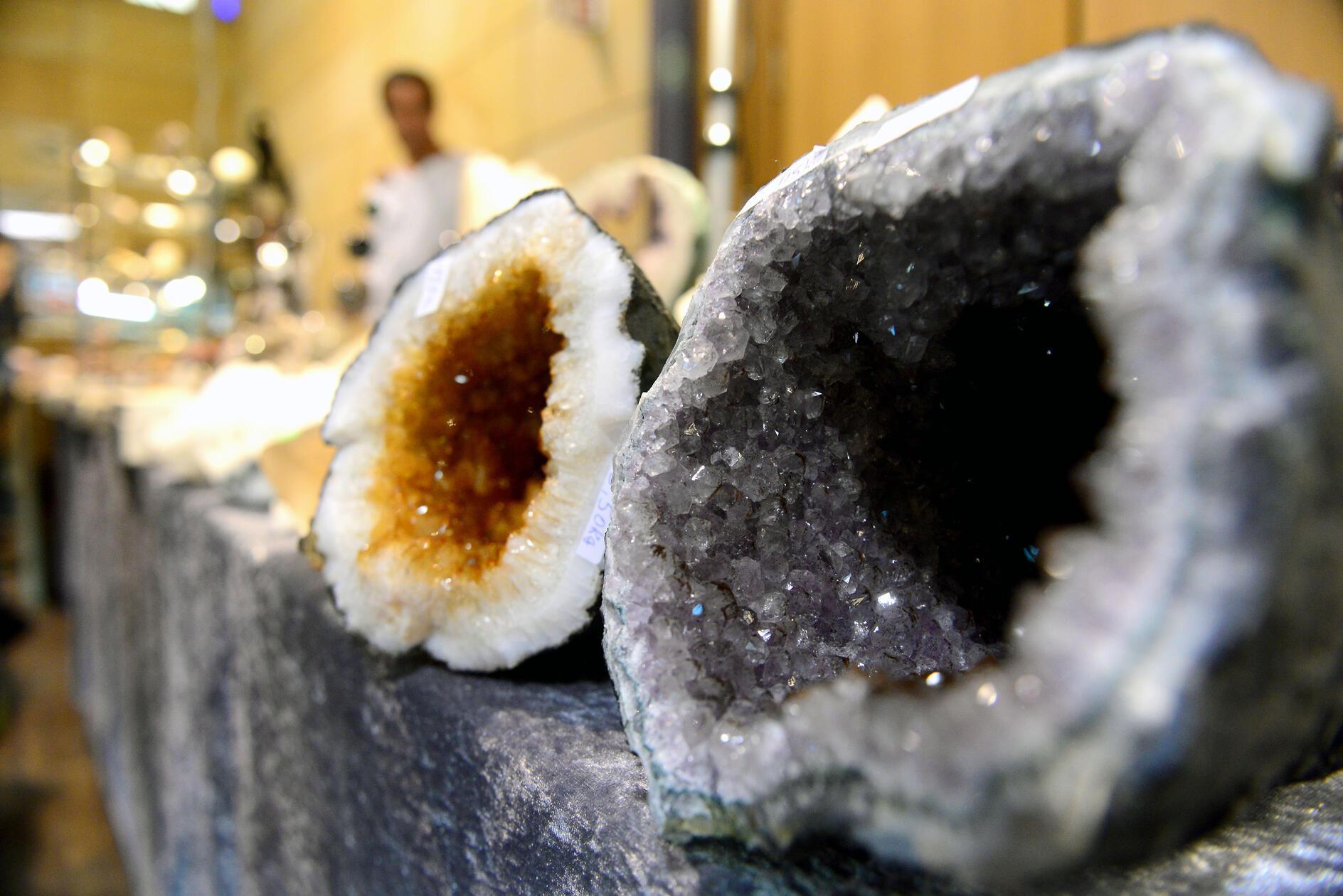 Die Mineralientage in der Stadthalle sind ein Pflichttermin für Fans funkelnder Edelsteine. Schließlich wird auf der Messe mit den unterschiedlichsten Naturschätzen gehandelt. Eine perfekte Gelegenheit also, die heimische Sammlung aufzustocken. Geöffnet haben die Mineralientage, wo es die edlen Steine naturbelassen und in weiterverarbeiteter Form gibt, am Samstag und Sonntag jeweils ab 11 Uhr.