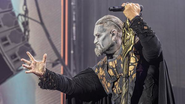 Die Saarbrücker Power-Metal-Combo Powerwolf schüttelt am Sonntag die PSD Bank Arena durch. Kurz vor dem Release der neuen Platte steht die Gruppe, die in diesem Jahr auch das Wembley Stadium bespielen wird, gemeinsam mit den Formationen Wind Rose und Hammerfall auf der Bühne. Einlass: 17 Uhr.