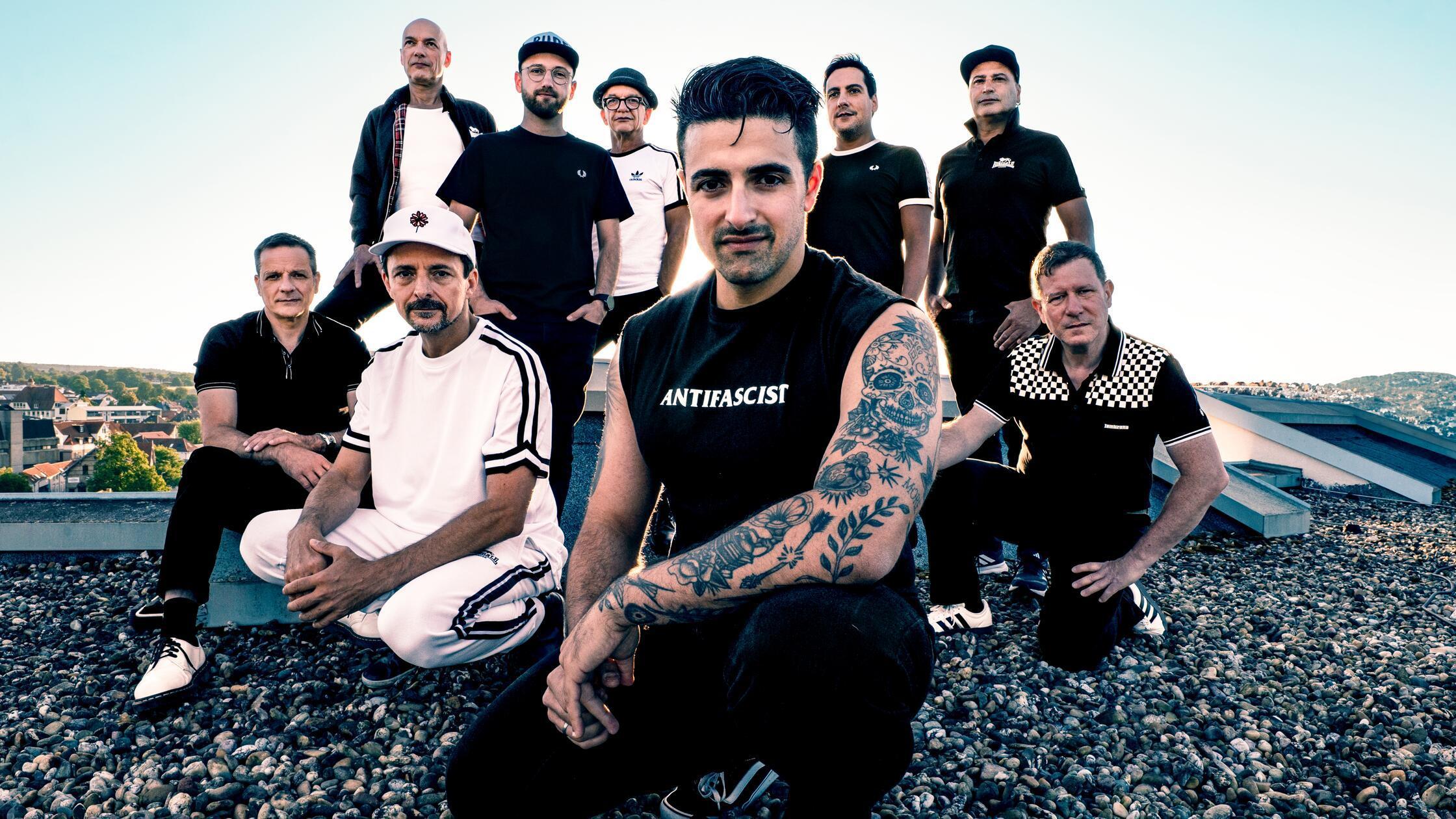 The Busters drehen am Sonntag im Hirsch ihre Verstärker auf Anschlag. Die bekannte Ska Band aus Baden-Württemberg stellt bei ihrem Gastspiel in Nürnberg die Lieder des neuen Albums "Calling" vor. Beginn: 20 Uhr.