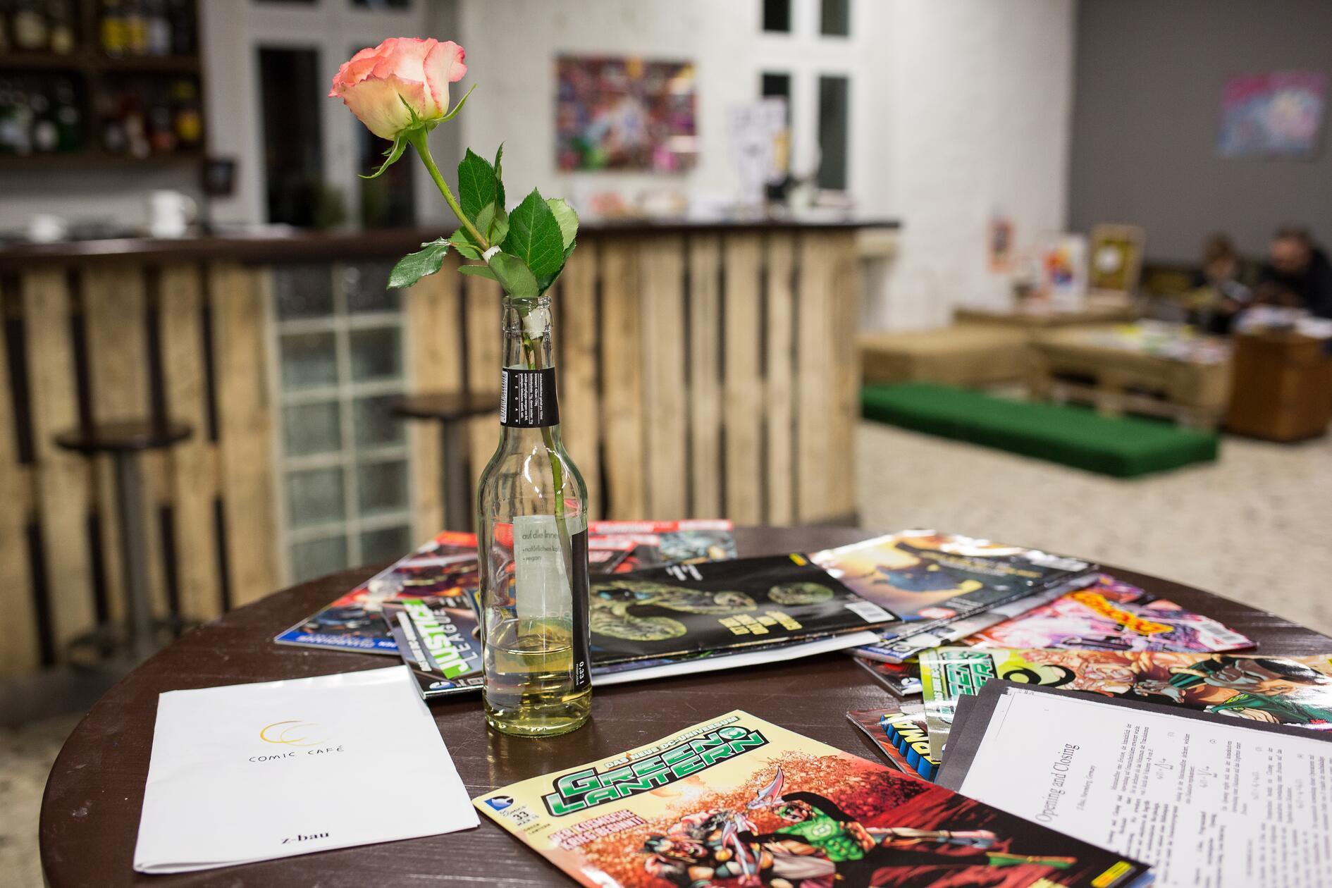 Comics ohne Ende liegen am Sonntag im Seminarraum 1 des Z-Bau aus. Ab 14 Uhr darf man durch die bunten Heftchen blättern. Fein abgerundet wird das Comic Café mit Kaffee und Kuchen.