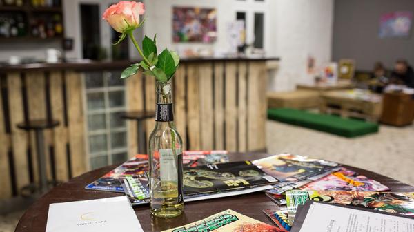 Comics ohne Ende liegen am Sonntag im Seminarraum 1 des Z-Bau aus. Ab 14 Uhr darf man durch die bunten Heftchen blättern. Fein abgerundet wird das Comic Café mit Kaffee und Kuchen.