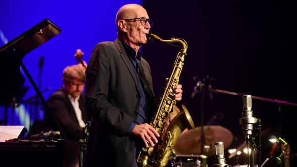 Ihn kennt man als musikalischen Grenzgänger: Klarinettist und Saxofonist Norbert Nagel. Der in der Oberpfalz aufgewachsene Künstler verschmelzt in seinen Stücken unterschiedlichste Musikrichtungen. Hier ein bisschen Klassik, da ein wenig Jazz und Weltmusik – alles kein Problem für den Komponisten, dessen Werke auf unzähligen Tonträgern zu hören sind. Am Sonntag performt Nagel mit zwei Weggefährten im Casa De La Trova in Wendelstein. Beginn: 19 Uhr.