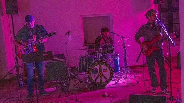 Die Band Sound Transit ist bei der Bar-ROTHation d