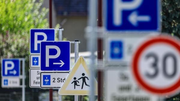 Schilderwald_im_Dorf_Stoermthal2675_jpg