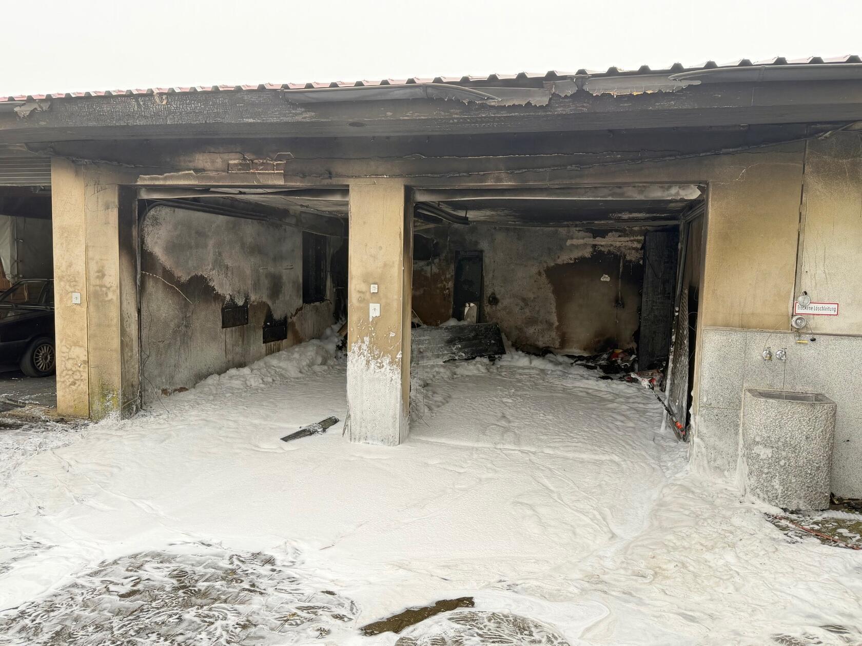 Wie die Polizeiinspektion Neustadt an der Aisch mitteilt, hatte ein Mann sein Auto noch am Morgen in der Flurstraße der Garage abgestellt. Rund eine Stunde später, kurz vor 10.30 Uhr, bemerkte er schließlich, wie Rauch aus dem Garagenkomplex stieg, und alarmierte die Feuerwehr.