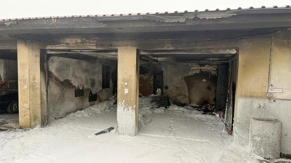 Wie die Polizeiinspektion Neustadt an der Aisch mitteilt, hatte ein Mann sein Auto noch am Morgen in der Flurstraße der Garage abgestellt. Rund eine Stunde später, kurz vor 10.30 Uhr, bemerkte er schließlich, wie Rauch aus dem Garagenkomplex stieg, und alarmierte die Feuerwehr.