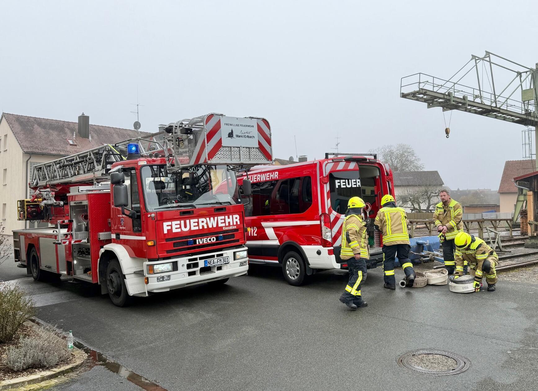 Als die ersten Kräfte der Freiwilligen Feuerwehr Markt Erlbach eintrafen, drang bereits dichter Rauch aus der Garage. Daher alarmierten sie weitere Einsatzkräfte aus Wilhermsdorf, dem Nachbarlandkreis Fürth, nach.