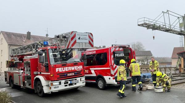 Als die ersten Kräfte der Freiwilligen Feuerwehr Markt Erlbach eintrafen, drang bereits dichter Rauch aus der Garage. Daher alarmierten sie weitere Einsatzkräfte aus Wilhermsdorf, dem Nachbarlandkreis Fürth, nach.