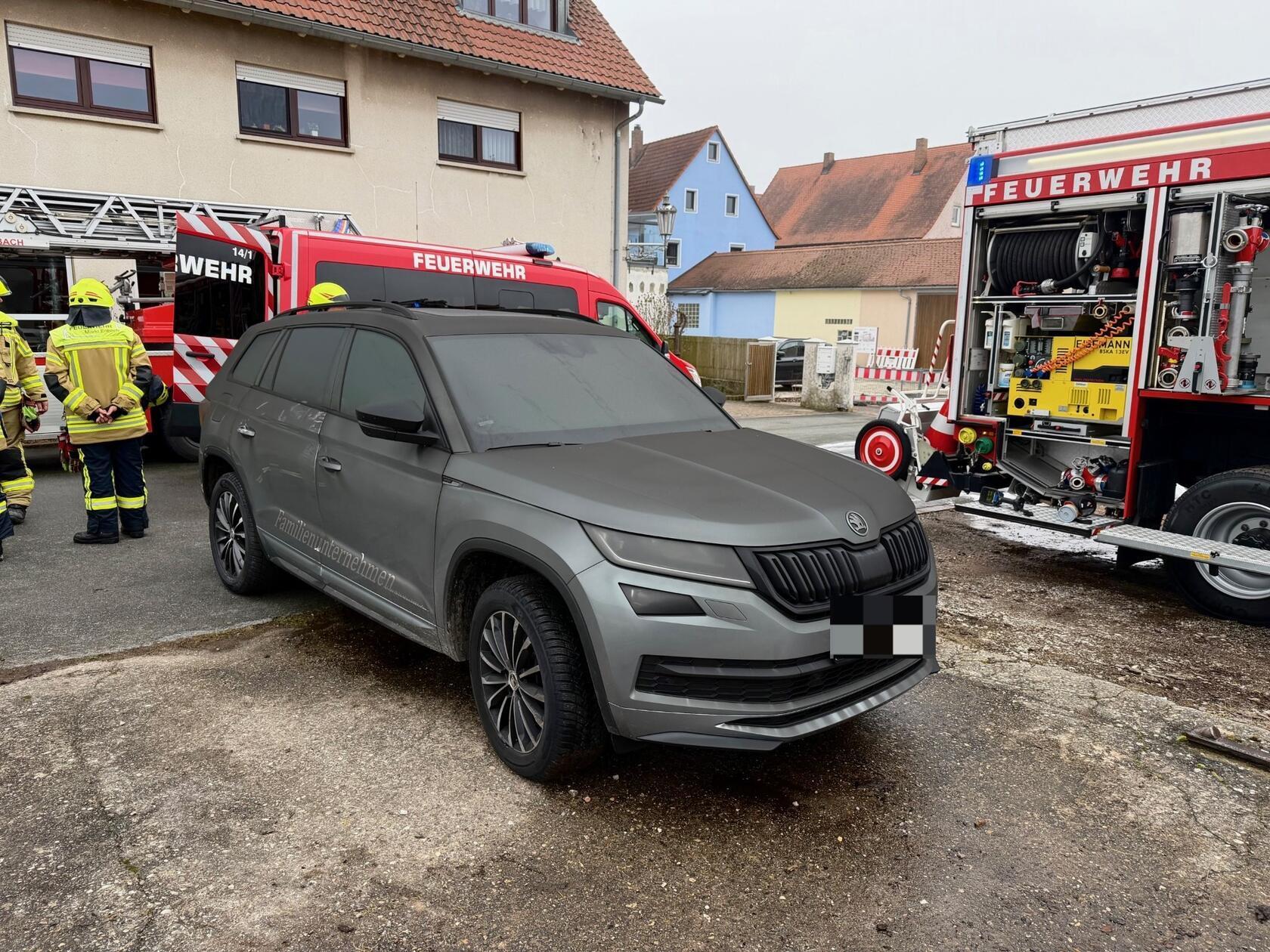 Der Feuerwehr gelang es noch, ein weiteres Fahrzeug aus der Doppelgarage ins Freie zu fahren. Dieses wurde zwar stark beschädigt, konnte aber vor den Flammen bewahrt werden.