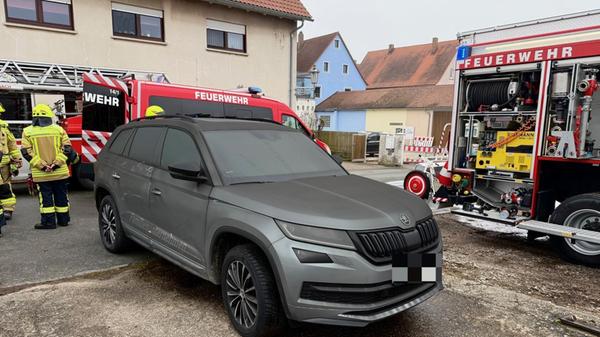 Der Feuerwehr gelang es noch, ein weiteres Fahrzeug aus der Doppelgarage ins Freie zu fahren. Dieses wurde zwar stark beschädigt, konnte aber vor den Flammen bewahrt werden.