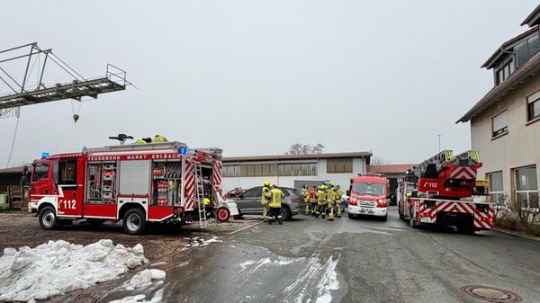 Gemeinsam brachten die Einsatzkräfte den Brand unter Kontrolle. Durch rasches Eingreifen konnten sie verhindern, dass die Flammen auch auf angrenzende Wohnhäuser, einen Dachstuhl sowie einen nahegelegenen Spänebunker übergriffen, heißt es weiter.