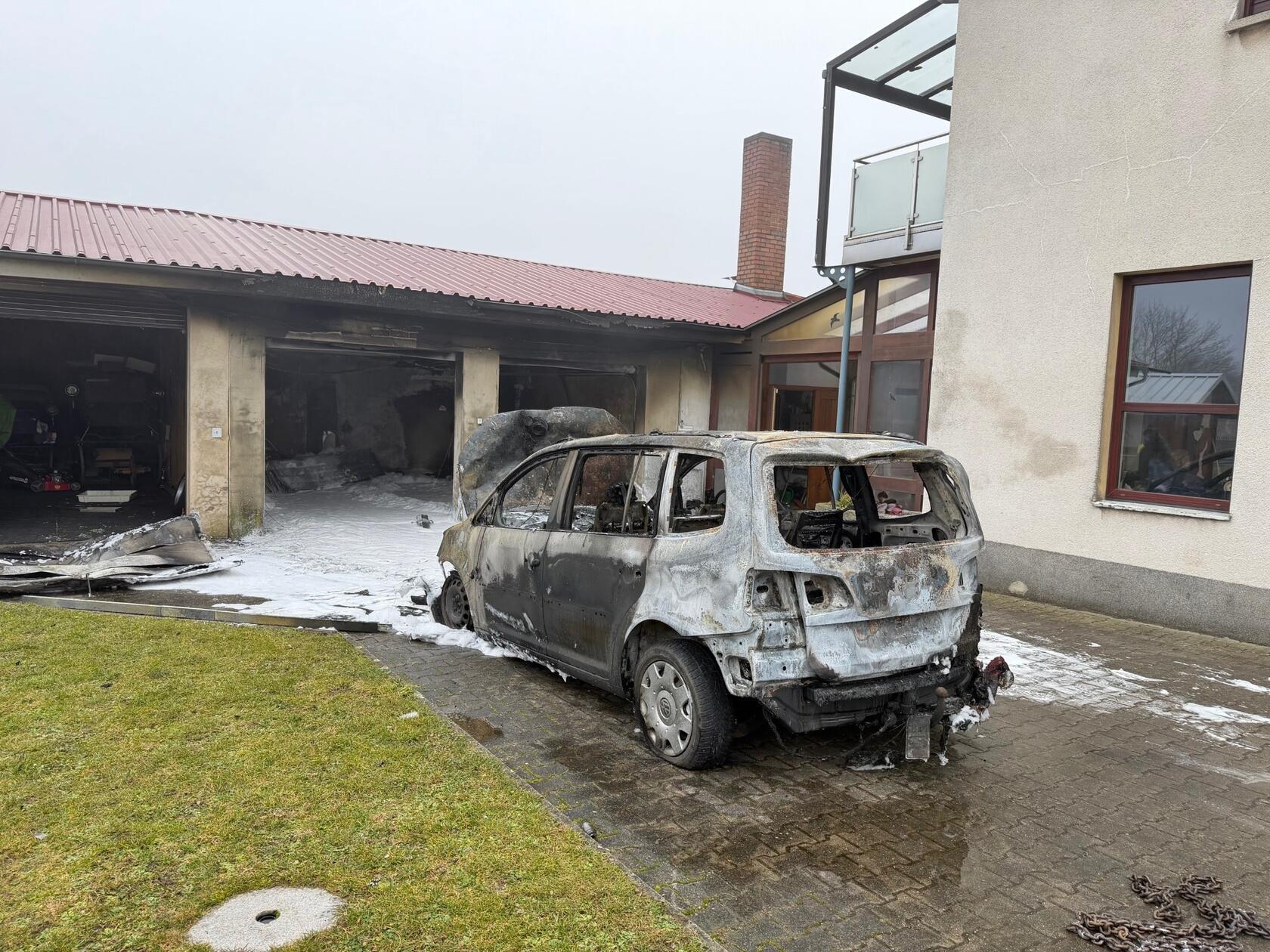 Das brennende Fahrzeug wurde aus der Garage gezogen und vollständig abgelöscht - es brannte aber komplett aus.