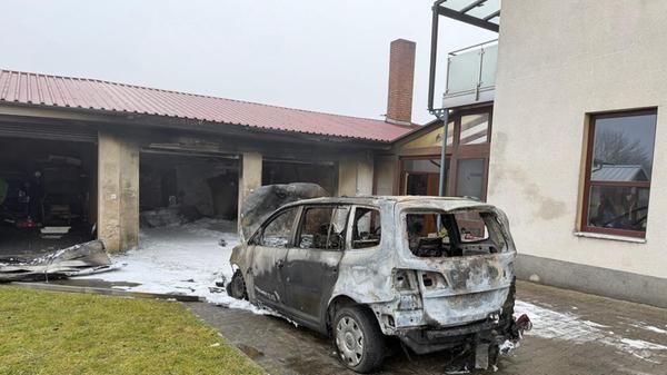Das brennende Fahrzeug wurde aus der Garage gezogen und vollständig abgelöscht - es brannte aber komplett aus.