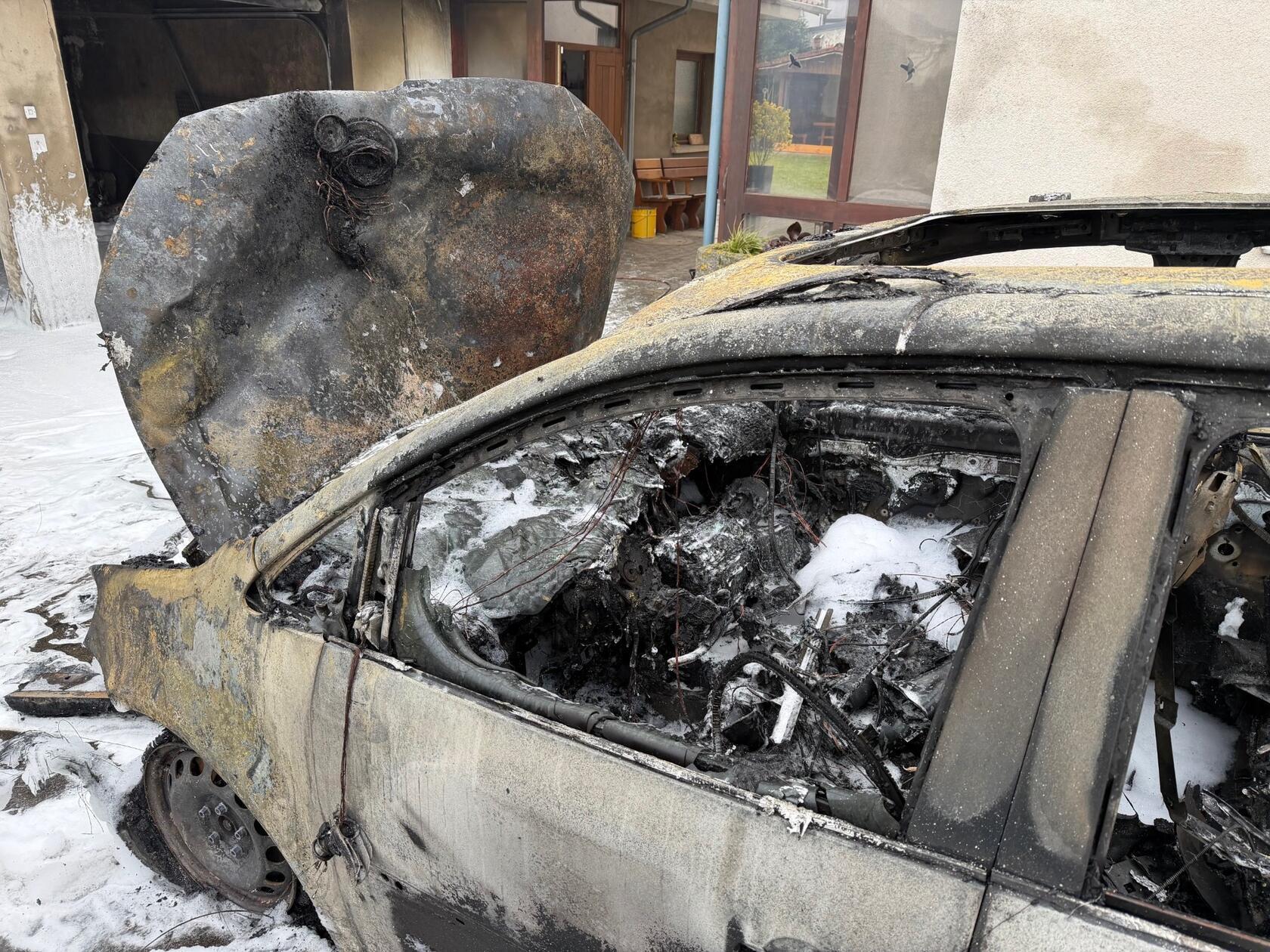 Auch im Inneren der Garage entstand erheblicher Schaden. Die Polizei schätzt den Gesamtschaden auf rund 50.000 Euro, sie geht derzeit von einem technischen Defekt als Brandursache aus. Verletzt wurde niemand.